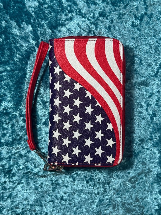 ComeCo Handbags - NWOT American Freedom Flag Wallet